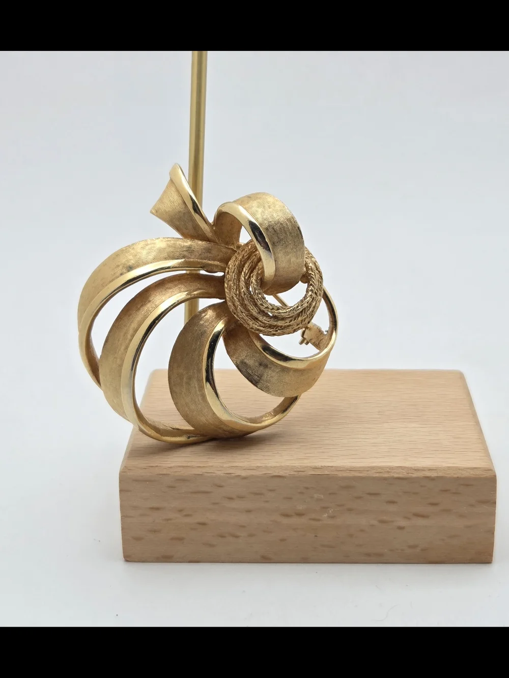 Vintage Coro Gold Tone Swirl Ribbon Brooch Pin